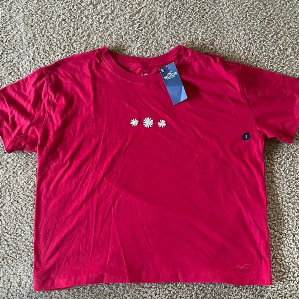 Hollister 100% Cotton Embroidered White Daisy Flower Tee in Red